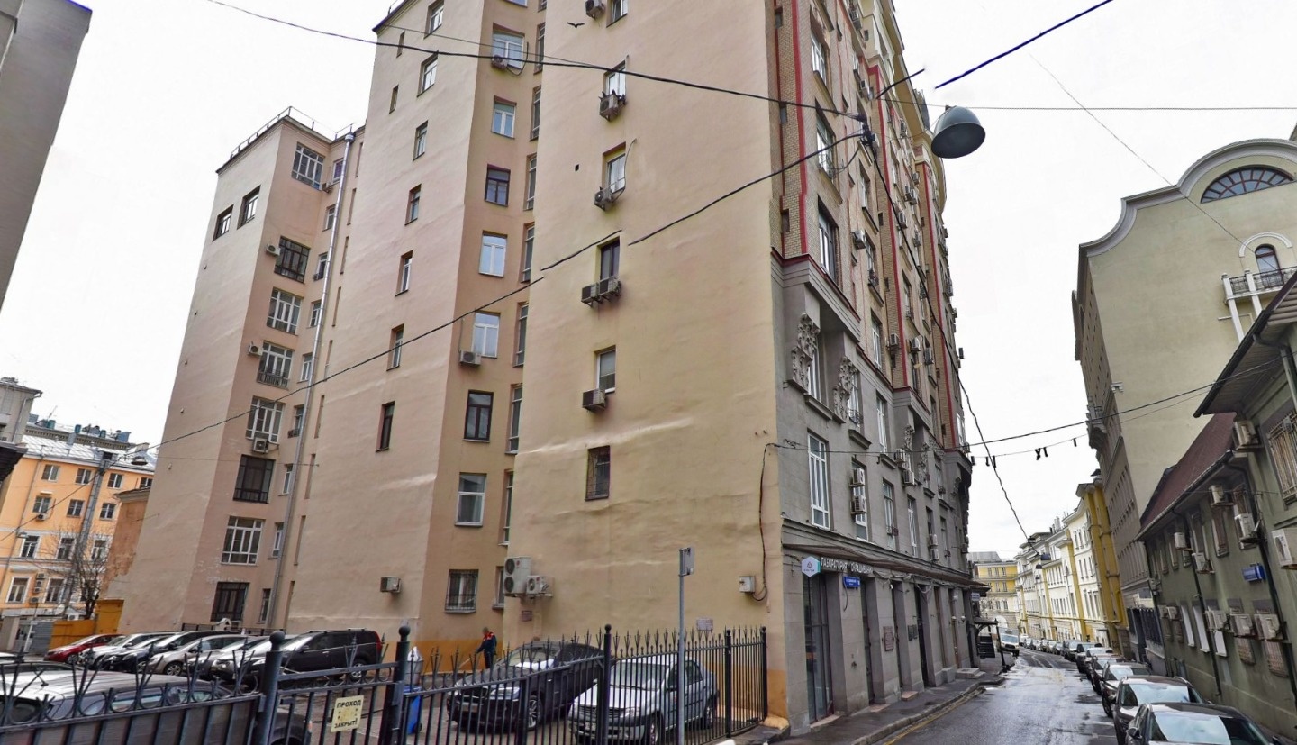 Сердце Москвы - Тверской район, эпицентр культурной и тусовочной жизни. В шаговой доступности от дома Концертный зал имени Чайковского, МХТ имени Чехова, театры «Ленком», Сатиры и им. Моссовета, сады «Эрмитаж» и «Аквариум». Несколько торговых центров, включая «Охотный ряд»,знаменитые ГУМ и ЦУМ. Лучш