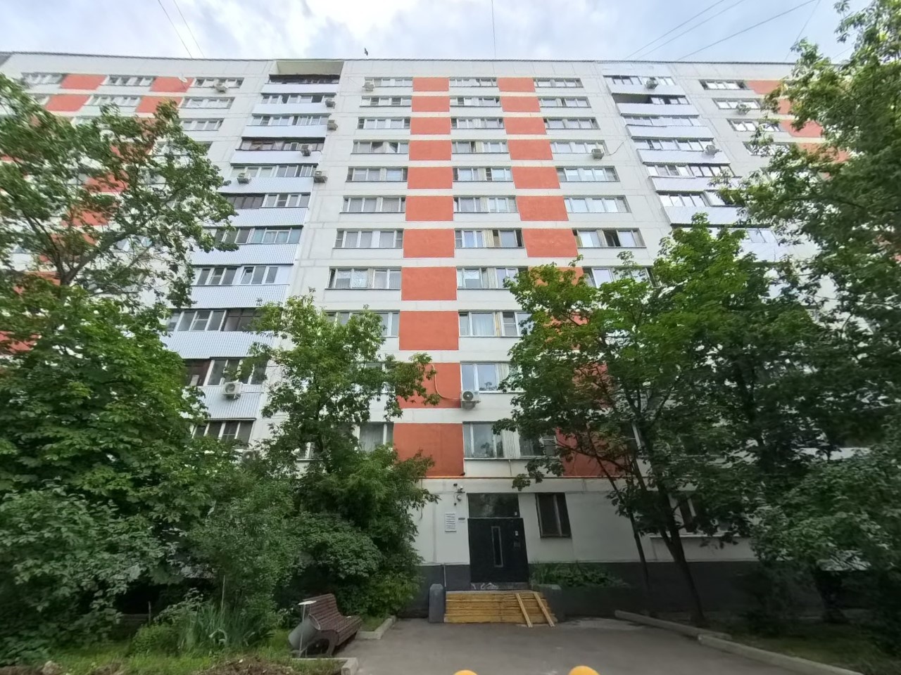 Спальный район, в нем много зеленых зон - от деревьев во дворах до аллей и лесопарковых зон. В шаговой доступности от дома Жулебинский лесопарк, со смешанным лесом с соснами, березами и другими лиственными.Спортивный комплекс с бассейном для детей и взрослых «Парус». Детская школа искусств им. Балак
