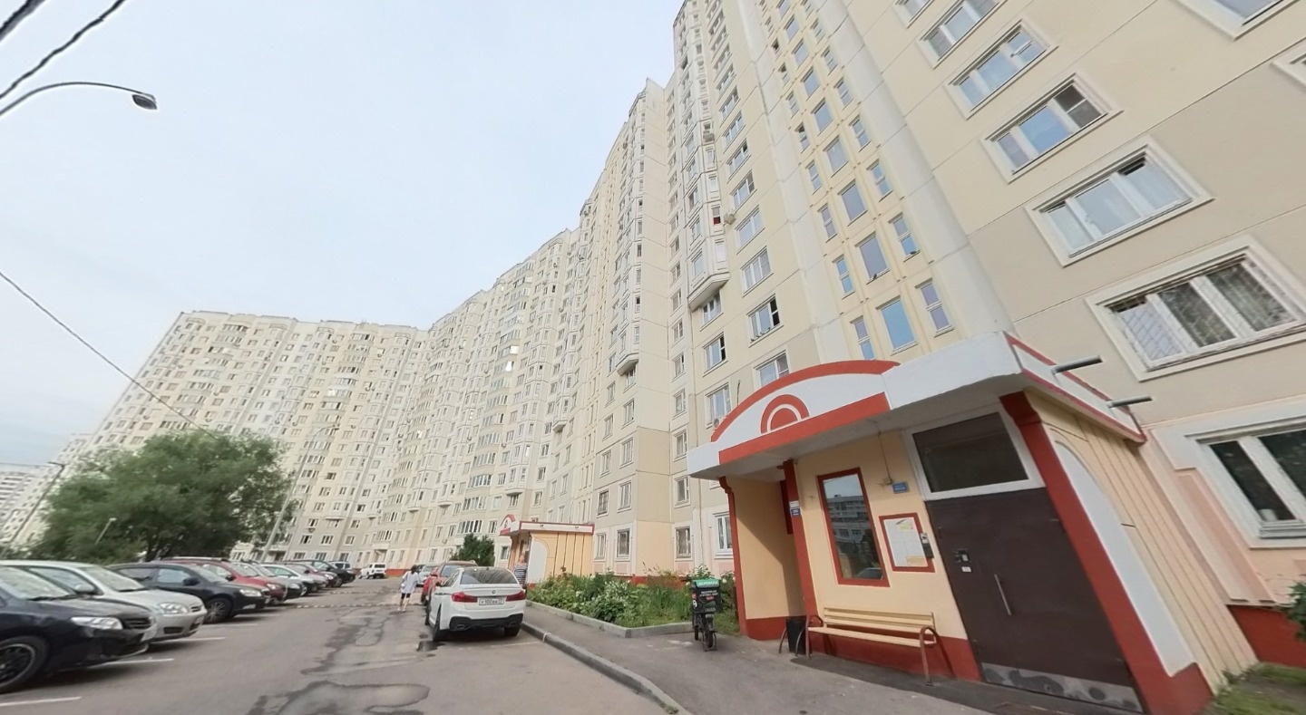 Ухоженный, опрятный спальный район. Аккуратные дороги, тротуары, газоны, детские площадки, много зелени. В шаговой доступности Биpюлeвcкий дeндpoпapк, который занимает почти половину территории района и в котором произрастает около 250 видов растений. Роща сакуры, радуют жителей своими розовыми цвет
