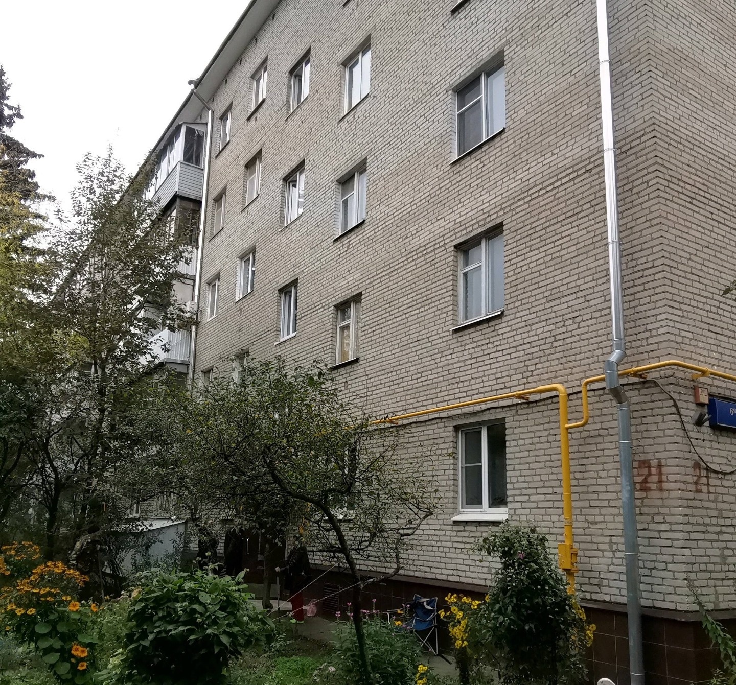 Спальный район с чистейшим воздухом. Престижное западное направление. В шаговой доступности от дома Чоботовский лес, Мещерский и Ульяновский лесопарки, поселок писателей Переделкино. Резиденция Патриарха Московского и всея Руси. Гимназия № 1596, школа № 1015, № 1436. Детский сад общеразвивающего вид