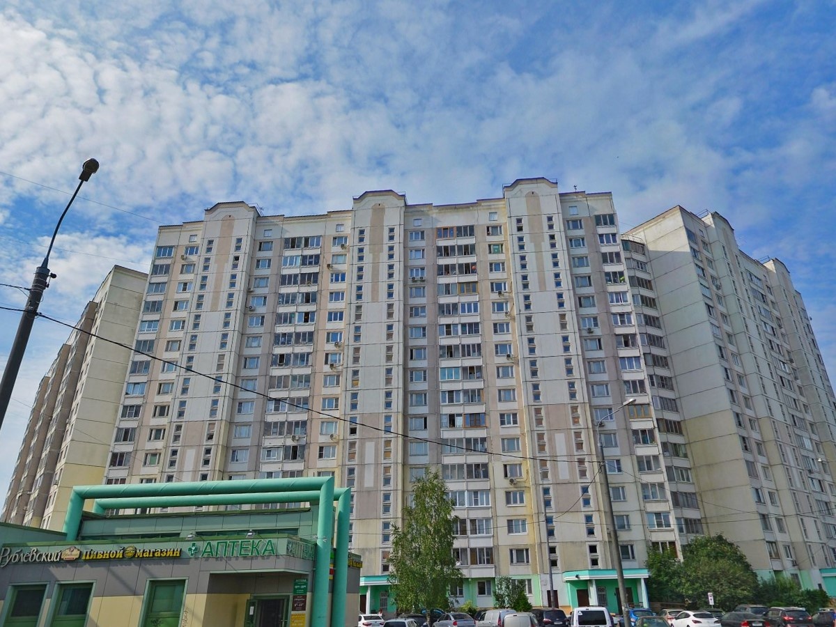 Ухоженный, опрятный спальный район. Аккуратные дороги, тротуары, газоны, детские площадки, много зелени.Развитая инфраструктура. В шаговой доступности Биpюлeвcкий дeндpoпapк, который занимает почти половину территории района и в котором произрастает около 250 видов растений. Роща сакуры, радуют жите