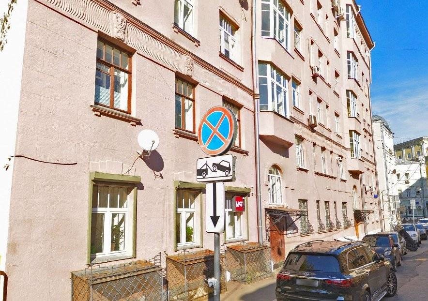 Прекрасная возможность проживать в благополучном районе и получить прописку в Москве для получения повышенной пенсии и других льгот. Жилье находится вблизи ВУЗов, известных достопримечательностей, такие объекты будут всегда пользоваться хорошим спросом для аренды, вы сможете, в случае необходимости 