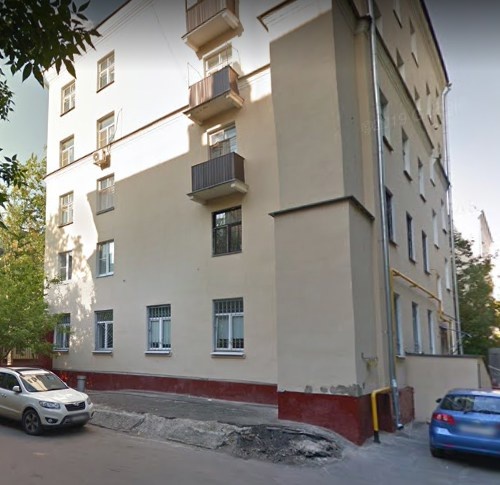 Спальный район. В шаговой доступности от дома храм Патриарха Тихона, храм св. мученицы Титианы Римской, храм преподобного Саввы Освященного, скверы Авдеева, Чехова, Судакова, культурный центр И.М. Астахова, Люблинский пруд. ТЦ «Л-153», гипермаркеты «Ашан» и «Эльдорадо».
Расселение по реновации В 2 с