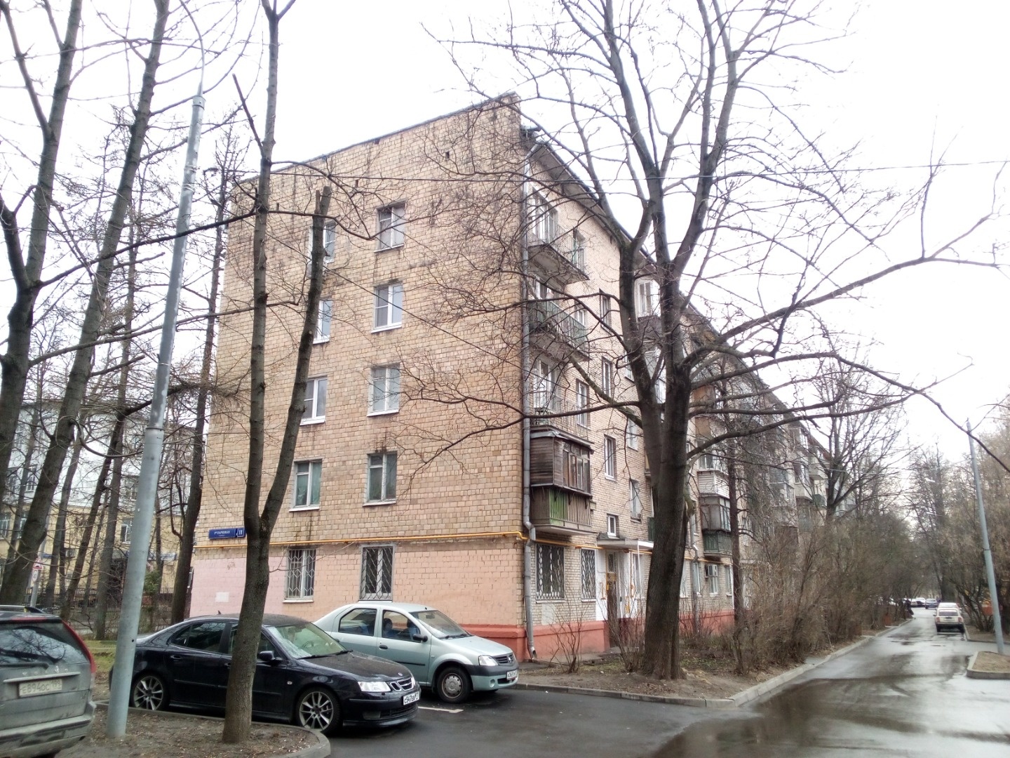 Прекрасная возможность проживать в благополучном районе и получить прописку в Москве для получения повышенной пенсии и других льгот. Жилье находится вблизи ВУЗов, известных достопримечательностей, такие объекты будут всегда пользоваться хорошим спросом для аренды, вы сможете, в случае необходимости 