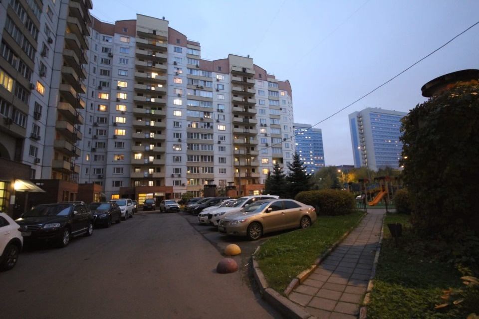  Отличный район для проживания , много зелени и удобное расположение вдали от автомагистралей.Нет действующих вредных производств, что благотворно влияет на экологическую ситуацию. В шаговой доступности от дома много скверов, парков и аллей, течет река Котловка. Школа № 536, № 538. Детский сад №2480