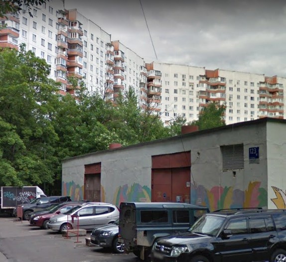 Один из самых зеленых и комфортных для проживания районов столицы. В шаговой доступности от дома ТЦ Капитолий, Московский большой цирк на Воробьевых горах, музыкальный театр Наталии Сац, крупный лесной массив - Ботанический сад МГУ ,лесопарковая зона Воробьевых гор, парк имени 50-летия Октября, па