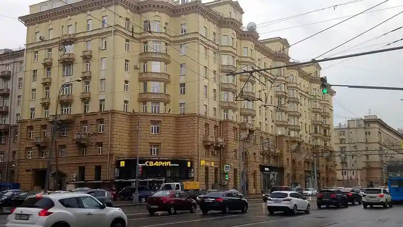 3 комнатная квартира  на 3 этаже. Требуется проведение ремонтных работ. Метро Рижская.
Общая площадь: 85.3 м
 21/07 м

