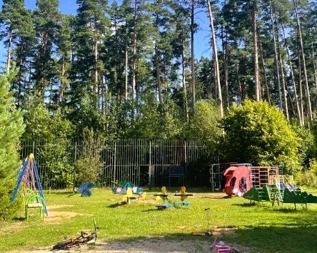 Коттеджный поселок «Рябинушка» в Красногорском районе Подмосковья располагается на западе от столицы, до МКАД 13 километров. До поселка удобно добираться по Новорижскому шоссе, ориентируясь на поселение Степановское, расположенное на противоположной стороне трассы. Ближайшие населенные пункты – Павл