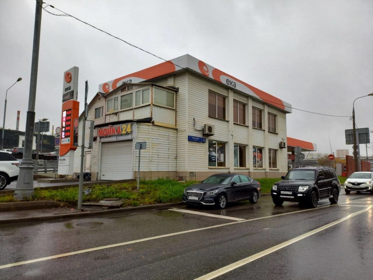 Бизнес Центр на ул. Горбунова, 2А находится по адресу Москва, улица Горбунова, 2А, расположен недалеко от метро «Молодёжная».
Здание площадью 327 м², 2003 года постройки, имеет 2 этажа.
На территории есть парковка - наземная, в здании есть автомойка.
В продаже нежилое помещение пл.130,4кв -1 этаж 
