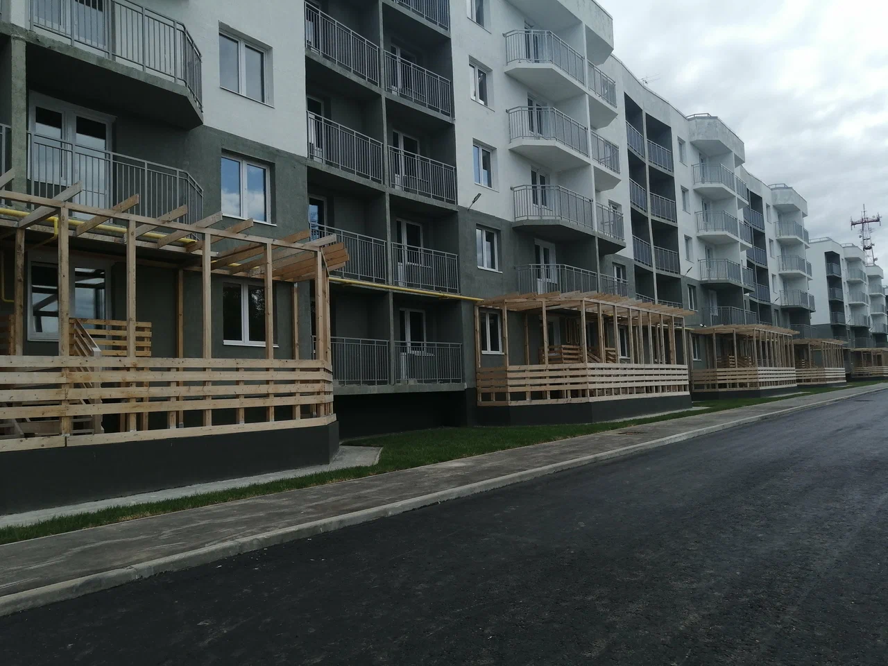 ЖК квартал Сиреневый расположен на территории Новой Москвы в деревне Зверево Новофёдоровского поселения. Это комплекс малоэтажной застройки.  Экологически чистый район Северо-запад - один из самых экологически чистых районов Новой Москвы. Здесь нет крупных производственных заводов и полигонов бытовы