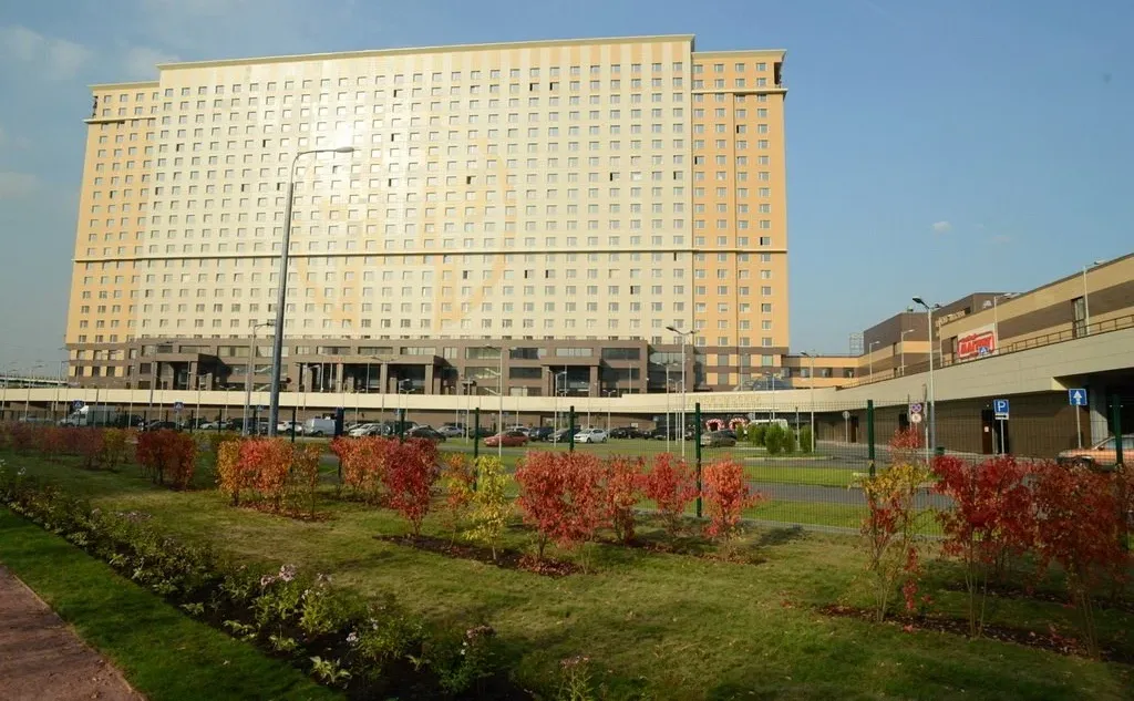 Многофункциональный центр «Ханой–Москва» - это миниатюрный островок Азии на северо–востоке Москвы. Проект реализован в рамках российско–вьетнамских отношений. В его состав вошли 22–этажное жилое здание и пристроенный торговый комплекс, объединяющий в себе бутики, рестораны, паркинги и развлекательны