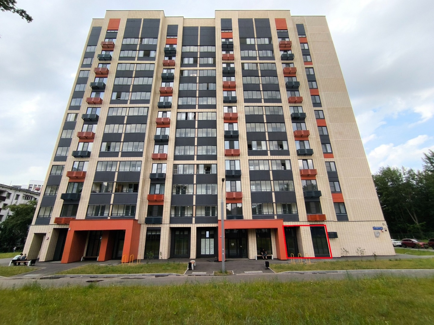 Продажа готового арендного бизнеса в новом, современном ЖК, состоит из 12 комфортабельных корпусов. Весь квартал занимает территорию в 9,2 га, на которых построены жилые дома с переменной этажностью: от 17 до 25 этажей.
Объект находится на первом этаже и отлично просматривается с улицы. В 10 метрах 