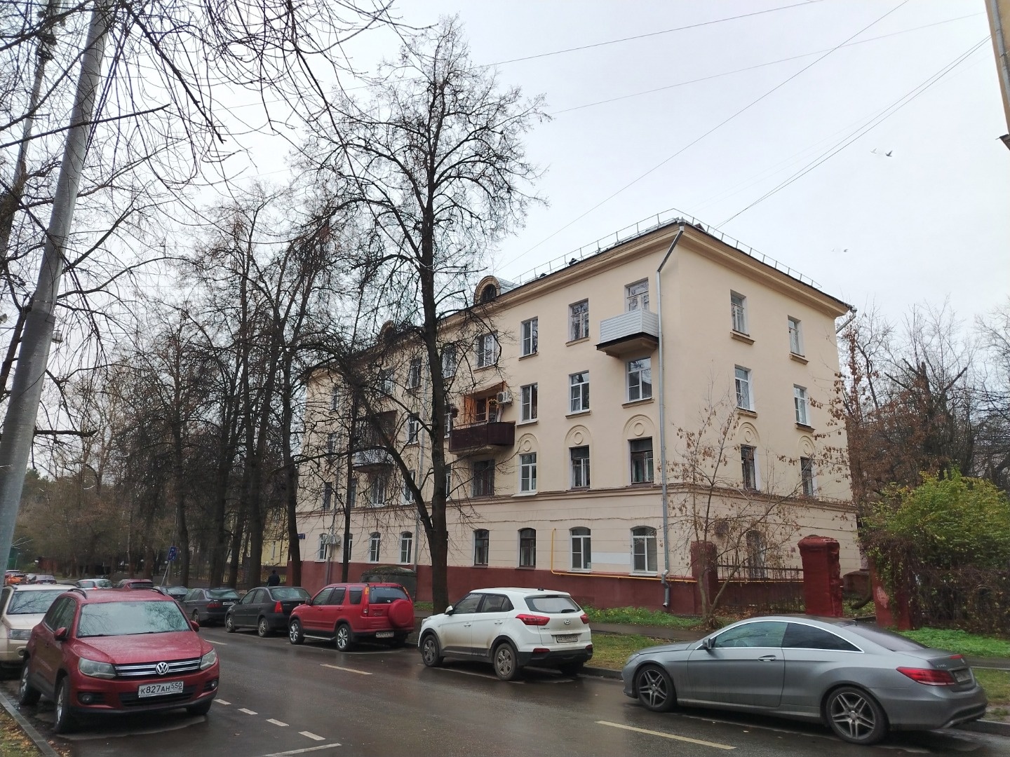 Комната с косметическим ремонтом. Прекрасная возможность проживать в благополучном районе и получить прописку в Москве для получения повышенной пенсии и других льгот. Жилье находится вблизи ВУЗов, известных достопримечательностей, такие объекты будут всегда пользоваться хорошим спросом для аренды, в