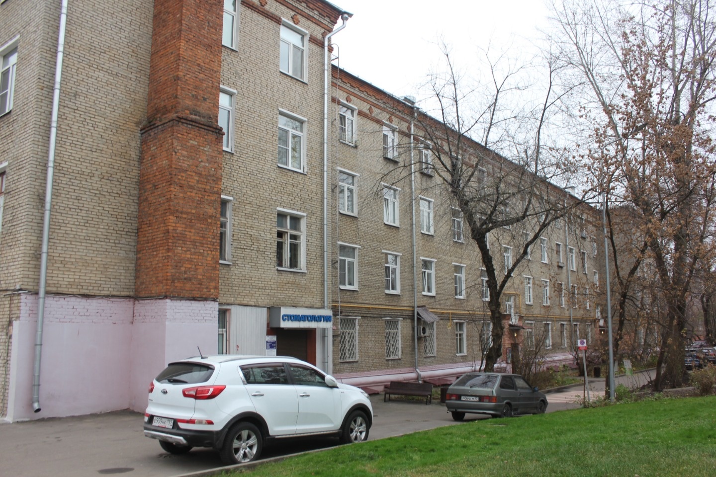 Комната с косметическим ремонтом. Прекрасная возможность проживать в благополучном районе и получить прописку в Москве для получения повышенной пенсии и других льгот. Жилье находится вблизи ВУЗов, известных достопримечательностей, такие объекты будут всегда пользоваться хорошим спросом для аренды, в