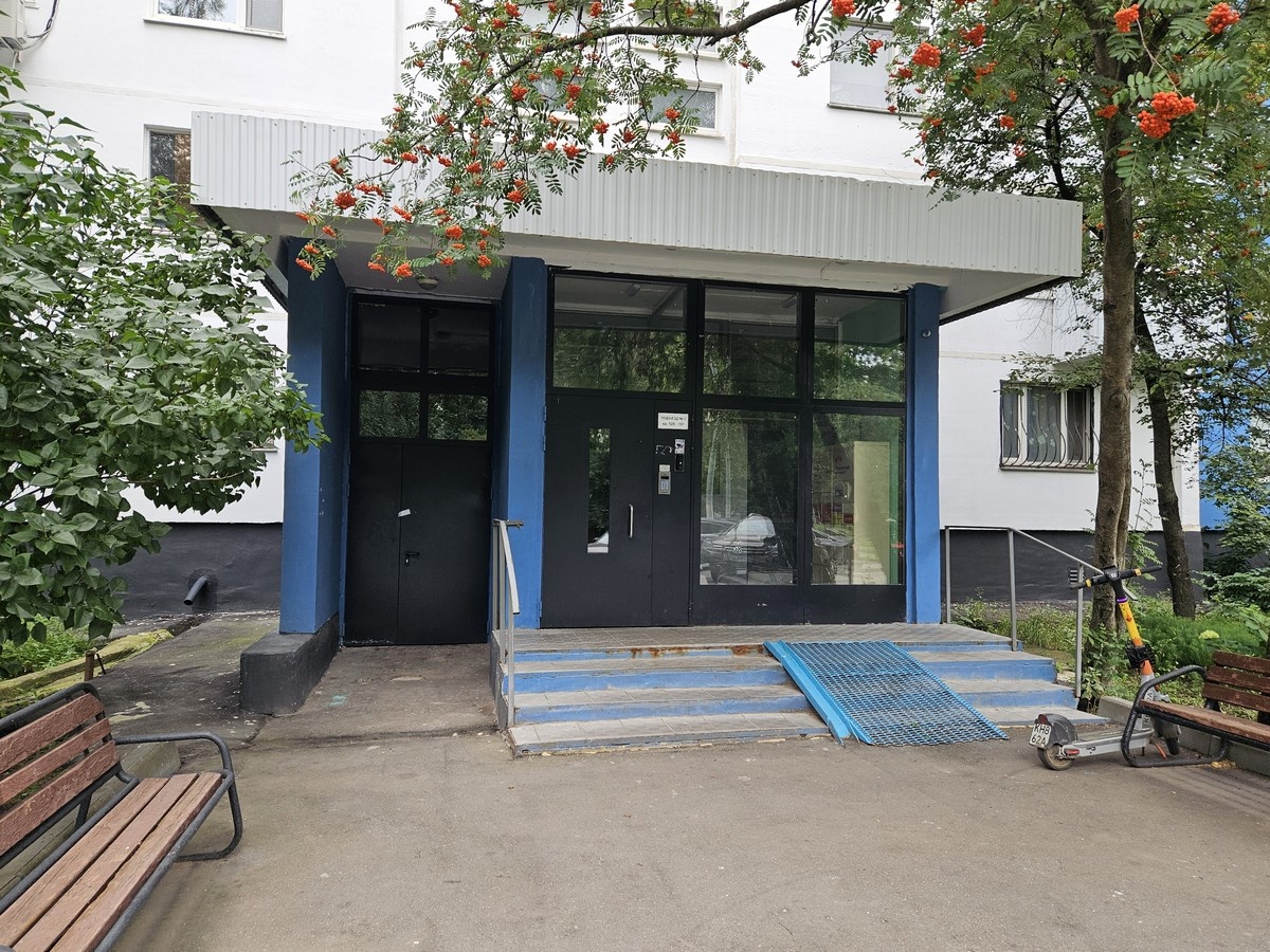 Современный московский район, который с каждым годом становится все более уютным и зеленым. В шаговой доступности от дома река Лихоборки, самая длинная из малых рек Москвы, с зоной для прогулок и отдыха. Триумфальная арка - 12-метровая конструкция, сплетенная из стволов дикого орешника. Легендарный 