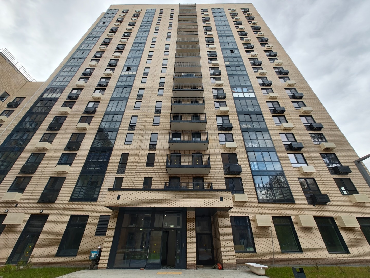 Продажа помещение свободного назначения в современном ЖК.
Объект находится на первом этаже и отлично просматривается с улицы. Вокруг плотный жилой массив, за счет чего обеспечивается интенсивный автомобильный и пешеходный трафик. Помещение без ремонта. Подойдет под любой вид коммерческой деятельност