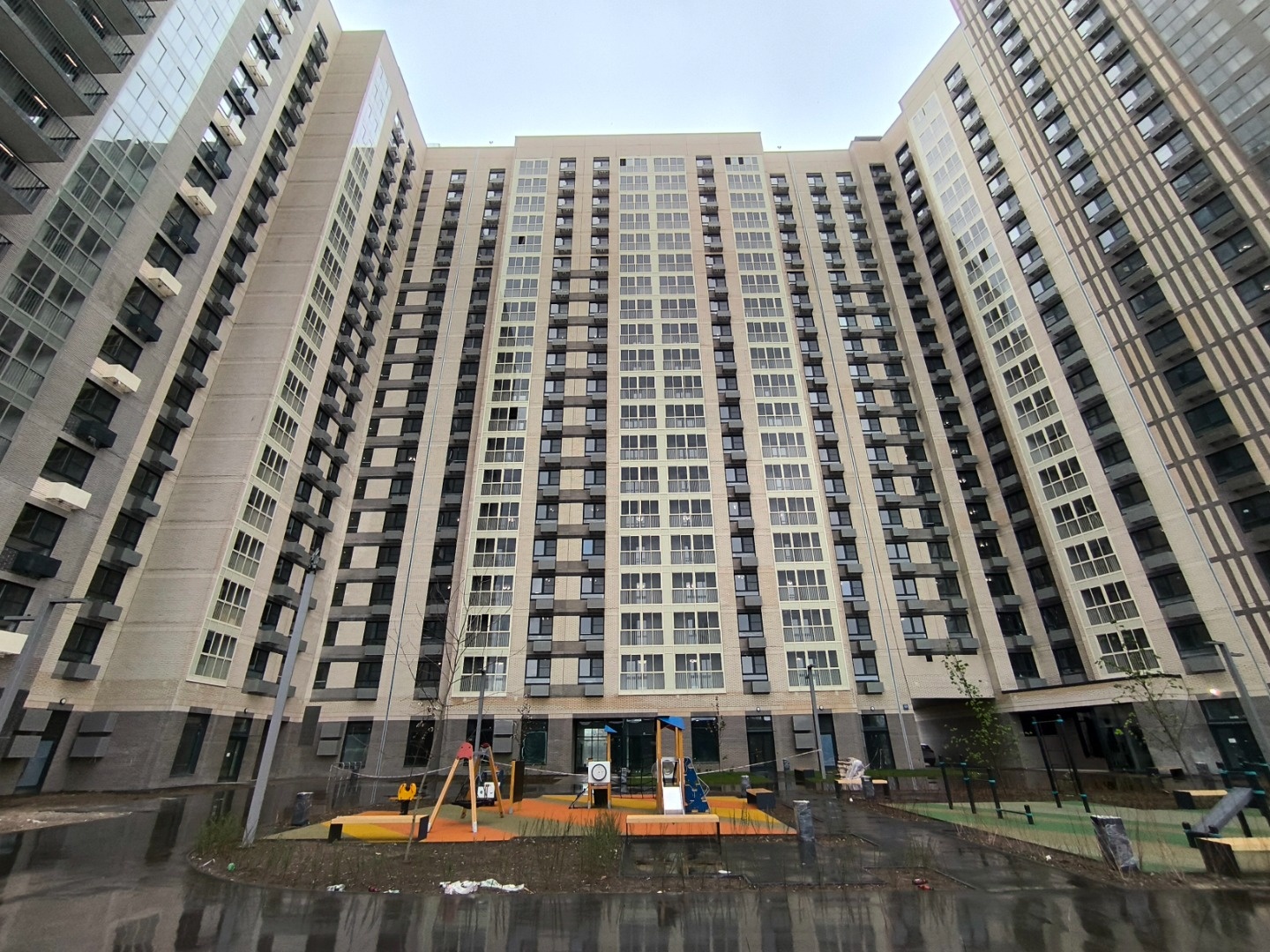 Современный московский район, который с каждым годом становится все более уютным и зеленым. В шаговой доступности от дома река Лихоборки, самая длинная из малых рек Москвы, с зоной для прогулок и отдыха. Триумфальная арка - 12-метровая конструкция, сплетенная из стволов дикого орешника. Легендарный 