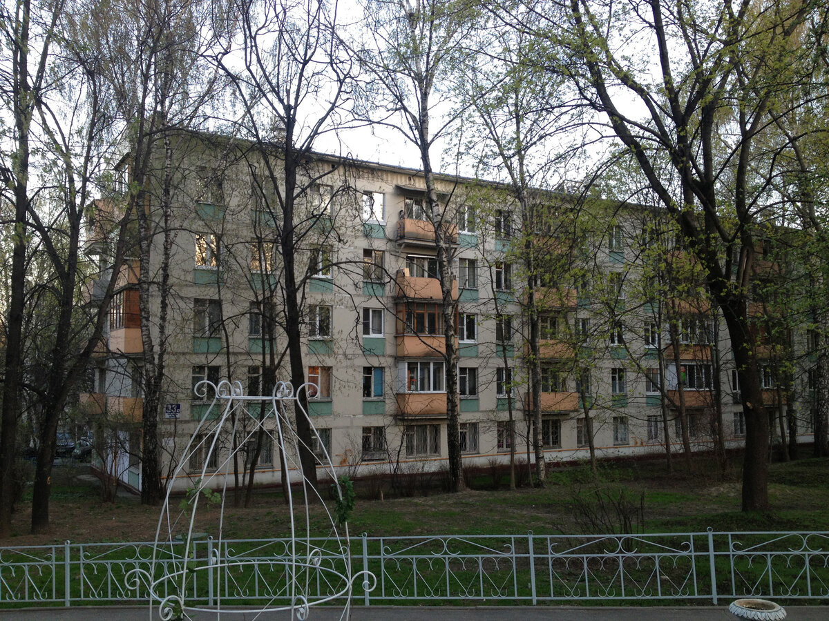 Район славится своей удачной локацией, благоприятной экологией, хорошей транспортной доступностью и озеленением.Развитая инфраструктура. В шаговой доступности от дома школа «Ника», которая является одним из самых крупных частных образовательных учреждений в столице. Музыкальная школа имени Н. Мясков