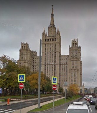 Красавица-высотка была одной из семи высотных зданий, построенных в Москве за десятилетие после Великой Отечественной войны, и одним из двух жилых высотных домов. Для послевоенной Москвы, ютившейся в коммуналках, бывших монастырских кельях и особняках и просто в бараках, дом был волшебным дворцом.

