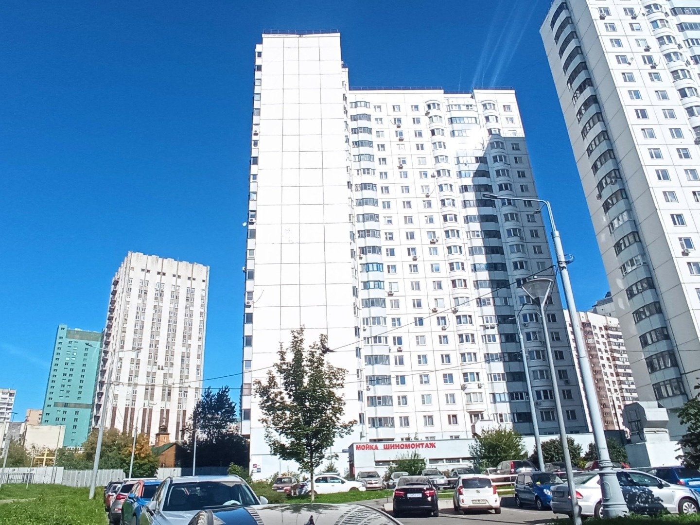 Район считается одним из самых престижных и востребованных для проживания в Москве. В шаговой доступности от дома сетевые магазины «Магнит», «Пятерочка», «Вкусвилл», «Дикси». ТЦ «Италия», «Марина» и «Лето». ДЮСШ, спортивный образовательный центр, 2 бассейна. Театрально-художественная школа «Крылья».