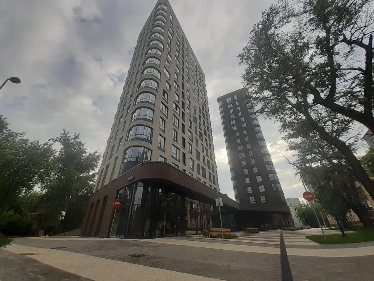 MONODOM Family – это два шестнадцатиэтажных корпуса, объединённые общим стилобатом, в котором удобно разместятся сразу несколько магазинов, уютное кафе и химчистка. Архитектура башен выполнена в стиле минимализма. Простота форм, плавные линии, увеличенное остекление – все это выделяет комплекс на фо