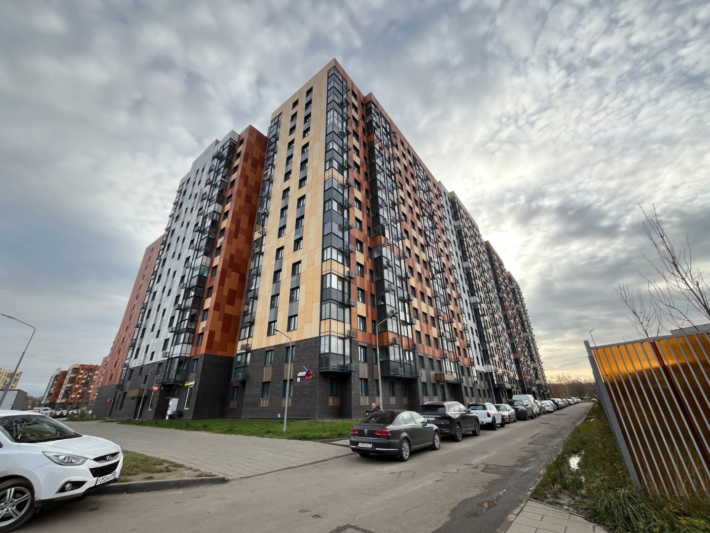 Новый  монолитный дом в жилом комплексе комфорт-класса Кленовые Аллеи. Дом сдан в 2022 году. Подъезд оснащен домофоном и видеонаблюдением, предусмотрена безбарьерная входная группа (есть пандус и подъемник).
ИНФРАСТРУКТУРА:
На территории жилого комплекса уже функционируют магазины, аптеки, пункты 