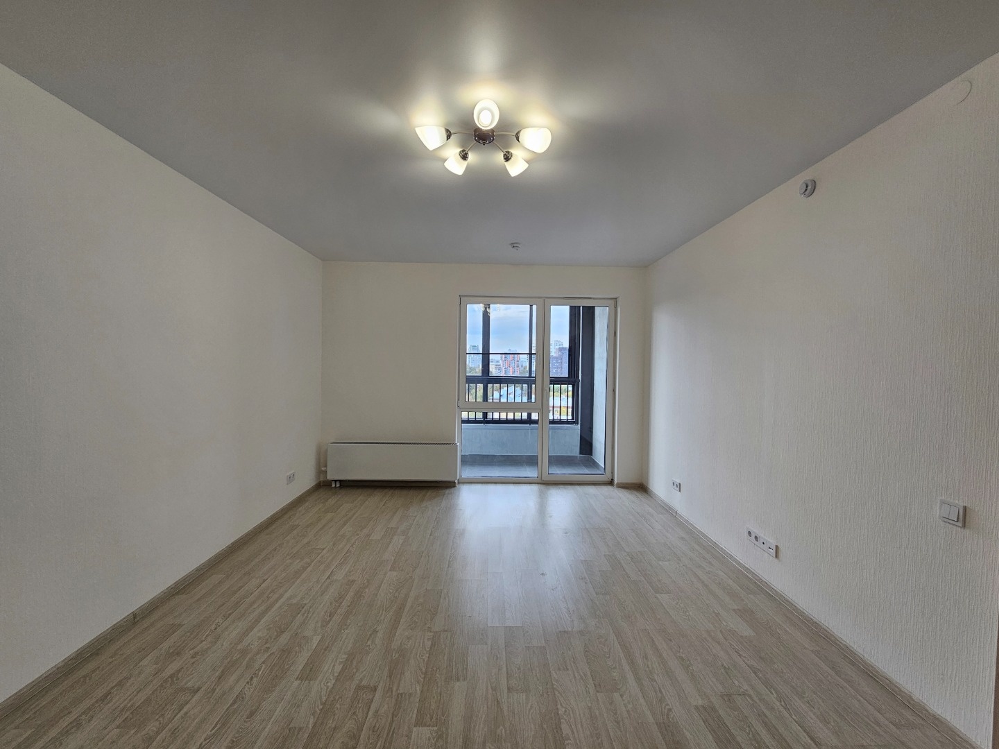  Квартиры светлая и просторная, с уже готовой улучшенной отделкой.
Планировка в ней удобная - все благодаря современным принципам зонирования, широким коридором и
прихожей, большой кухней и санузлом
Обои. Ламинат, и плитка светлых оттенков
Кухня: фартук из керамической плитки, электроплита, тумба с 