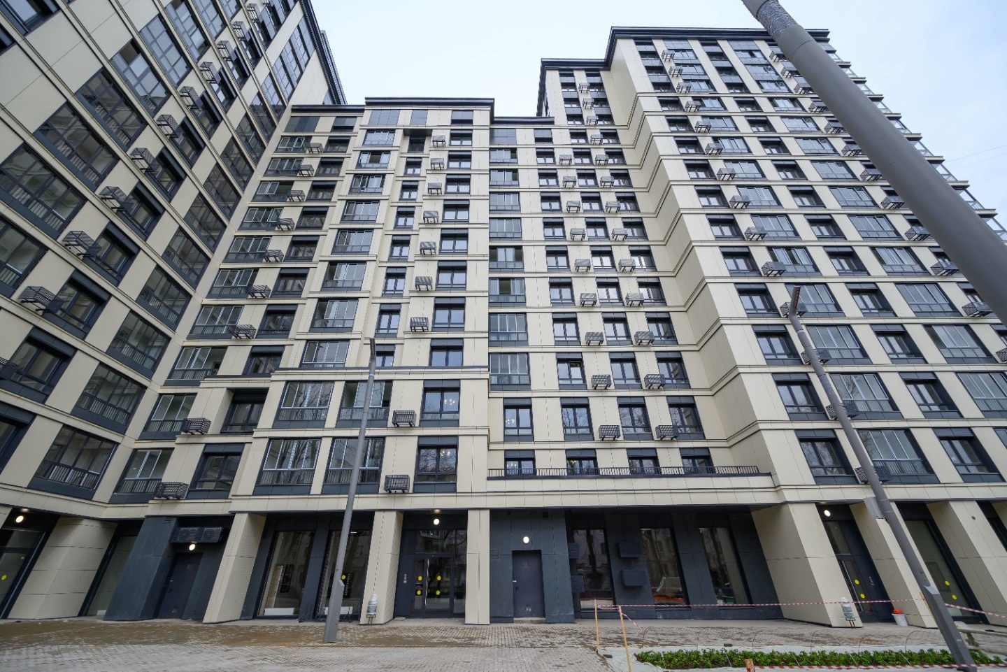  Квартиры светлая и просторная, с уже готовой улучшенной отделкой.
Планировка в ней удобная - все благодаря современным принципам зонирования, широким коридором и
прихожей, большой кухней и санузлом
Обои. Ламинат, и плитка светлых оттенков
Кухня: фартук из керамической плитки, электроплита, тумба с 