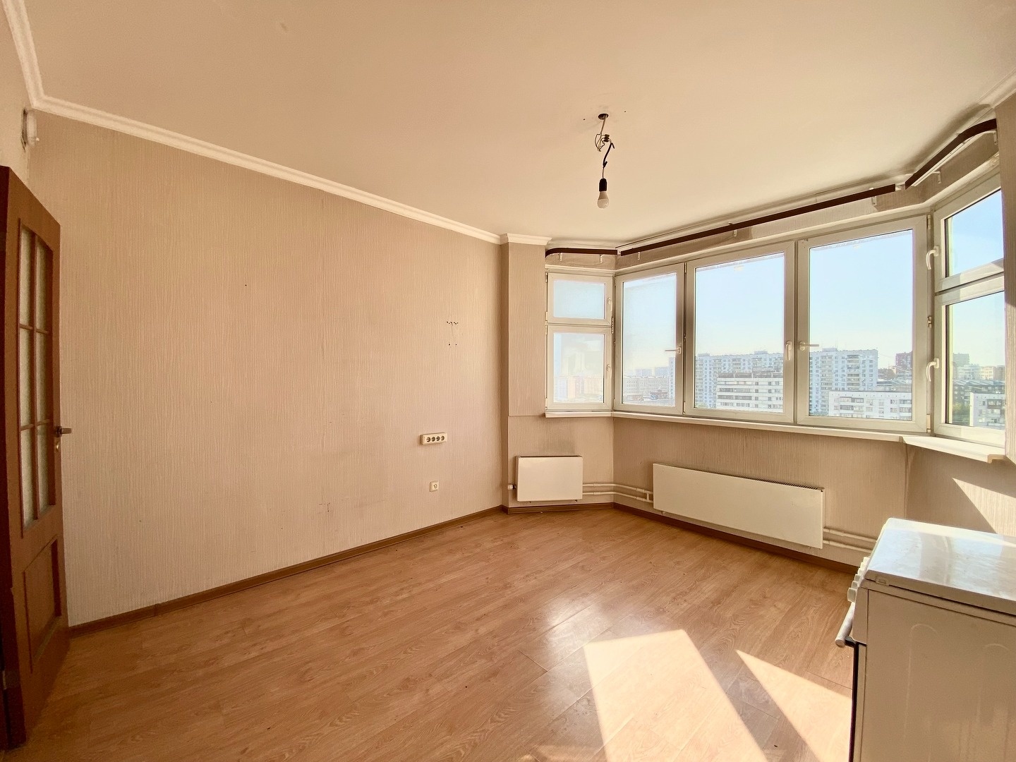 Престижный район с благоприятной экологической обстановкой. В шаговой доступности от дома Финансовый университет при Правительстве РФ. Государственный академический университет гуманитарных наук. «Потенциал» - школа функционирует в режиме полупансиона с 8.30 до 19.00. Детская музыкальная школа им. А