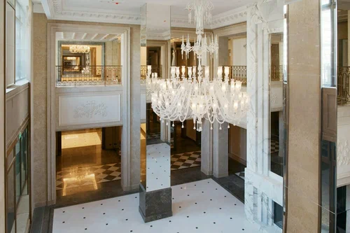 Резиденция  коллекционных апартаментов класса delux - масштабный проект в районе Якиманка напротив Кремля. Проект занимает уникальное положение на Золотом острове и предлагает своим жителям не просто престижный адрес, а исключительные панорамные виды: на Кремль, храм Василия Блаженного и парк «Заряд