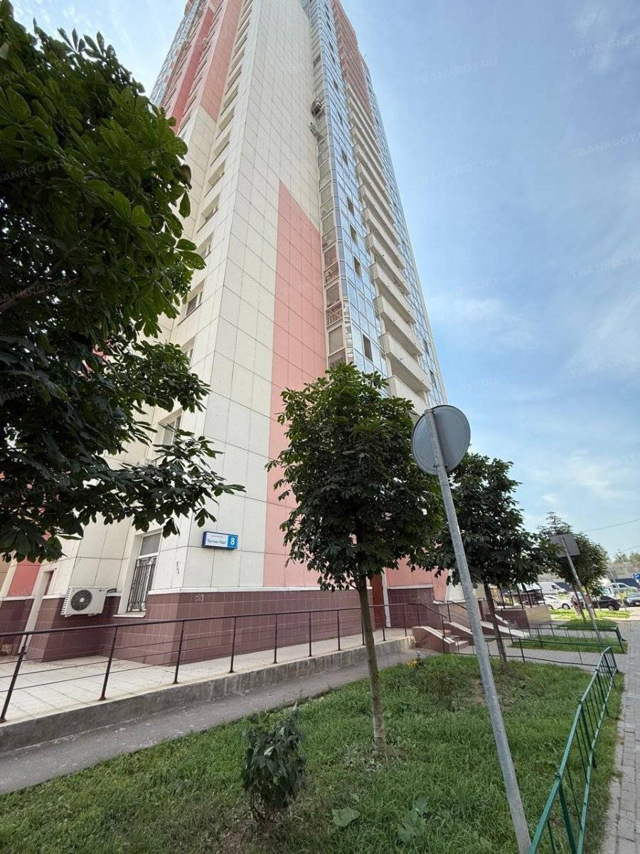 ЖК «Бутово Парк» – это жилой комплекс комфорт-класса от крупного столичного девелопера. Он состоит из 26 корпусов с собственной инфраструктурой, в которую входят три детских сада, общеобразовательная школа и поликлиника.
ЖК «Бутово Парк» расположен в ближнем Подмосковье, на обособленной территории в