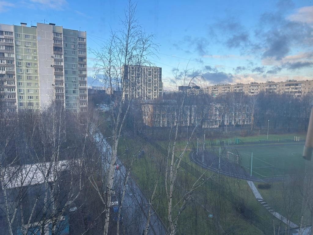 Спокойный тихий двор, всегда есть места для парковки, в подъезде сделан ремонт. Во дворе дома детская и спортивная площадка. Высажены деревья, цветы и кустарники.Аукцион.
Документы в порядке. Никто не прописан и не проживает. Полная стоимость в договоре. Нет обременений и залогов. Возможна продажа п