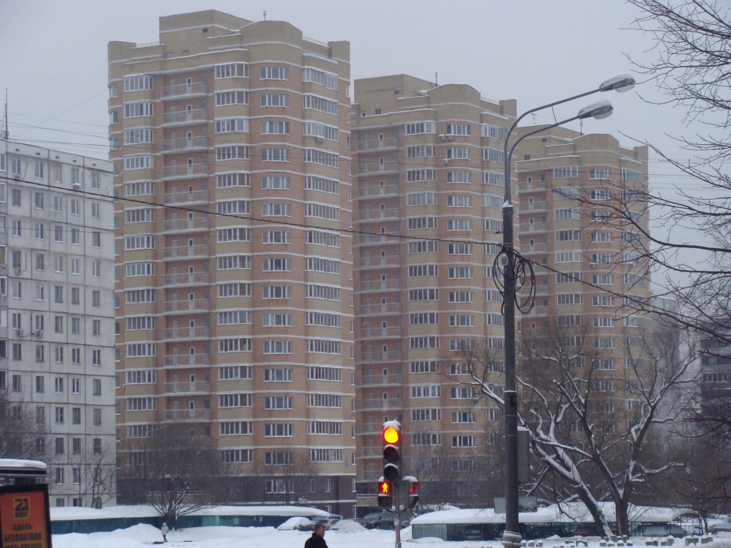 Спальный район с отличной экологической обстановкой. В шаговой доступности от дома Левобережный лесопарк, зона отдыха Дегунинский пруд. Трехпрестольная церковь Бориса и Глеба. Клуб для детей, подростков и взрослых Парус. ТЦ Барвекс. Школа № 2098 «Многопрофильный образовательный центр» имени Геро