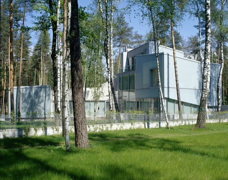 Элитный загородный поселок на престижной Рублевке. Вся необходимая для комфортной жизни инфраструктура, достойные соседи, уют, спокойствие, роскошь.
Поселок был образован в начале прошлого века, его прекрасное местоположение обеспечивает жителям комфортную жизнь вдали от городской суеты и шума, в ок