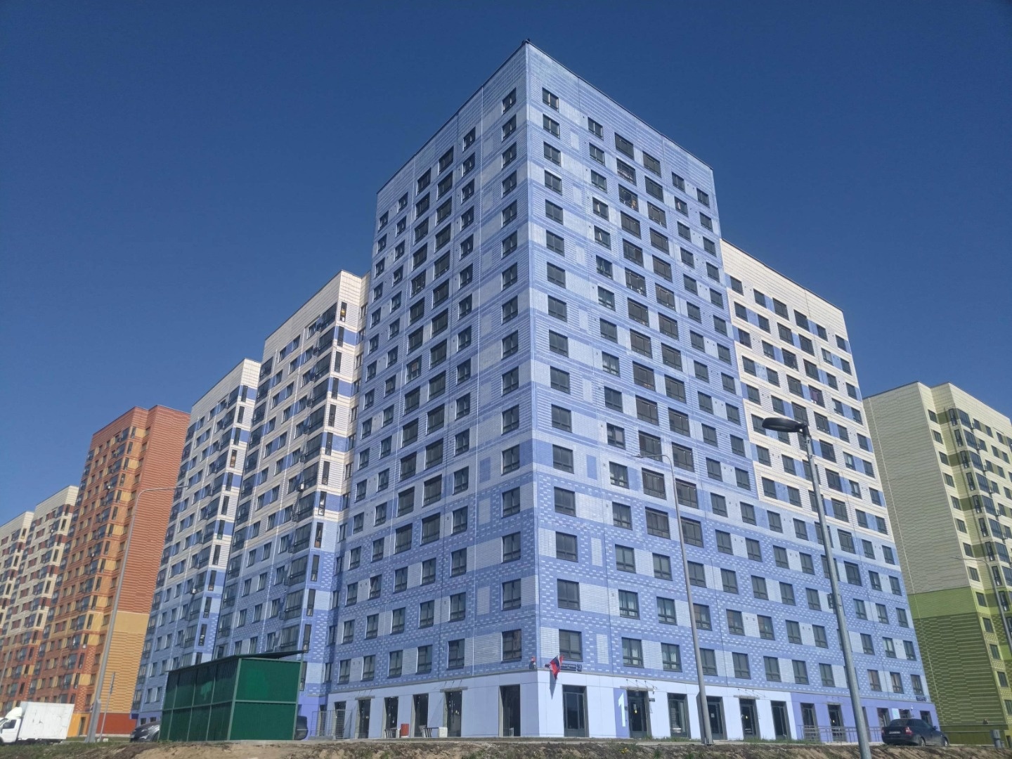 Продаётся нежилое помещение свободного назначения в готовом корпусе в новом жилом доме Маршала Ерёменко, дом 3, корпус 1 , на 1 этаже. Открытая планировка, высокие потолки, витринное остекление, удобный вход на уровне земли.Возможно использовать под салон красоты, шоурум, магазин и прочий вид коммер