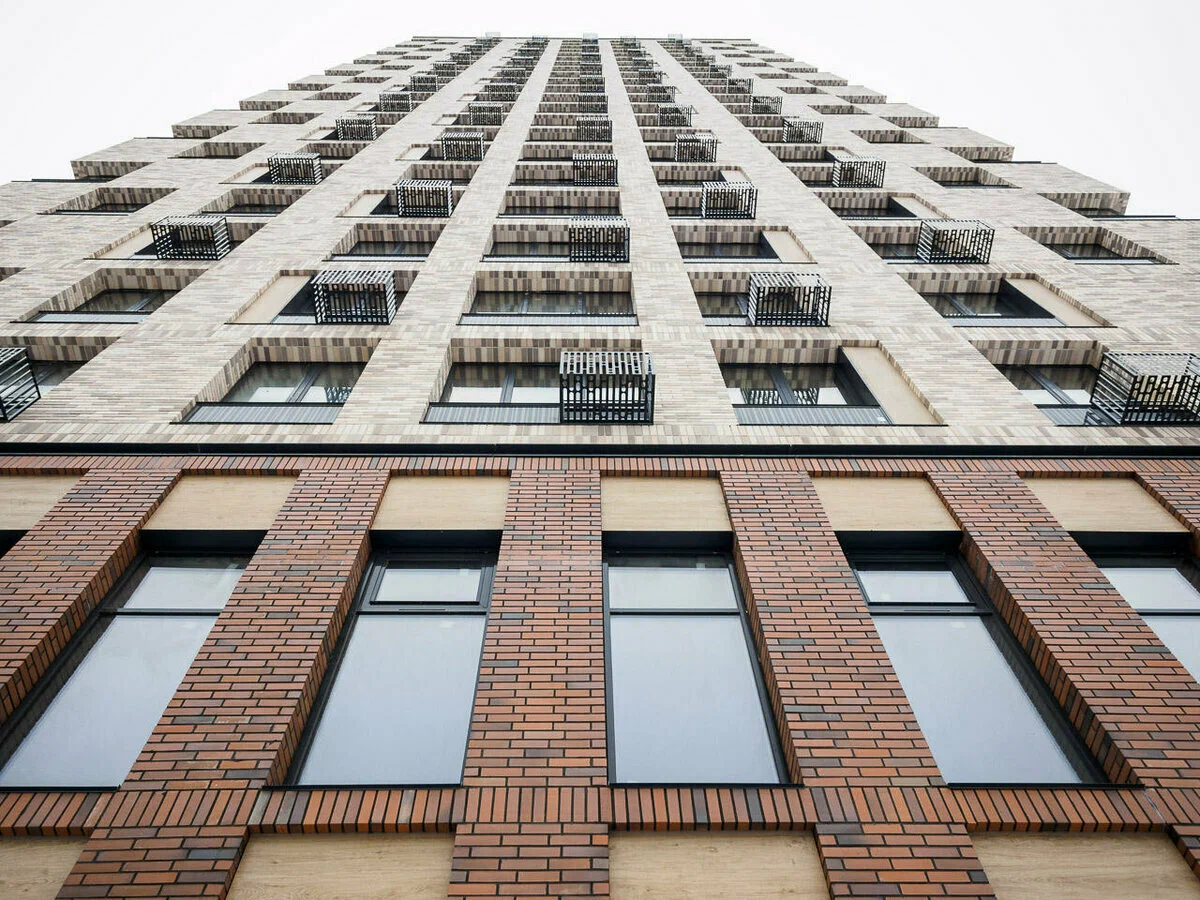 Район Перово смотрится оазисом на фоне прочих – большую часть его территории занимают социальные объекты, коттеджные поселки и «зеленые» зоны. Мало где в Москве можно найти место, которое по уровню тишины и спокойствия могло бы сравниться Перово – у него есть особая аура, которую можно ощутить тольк