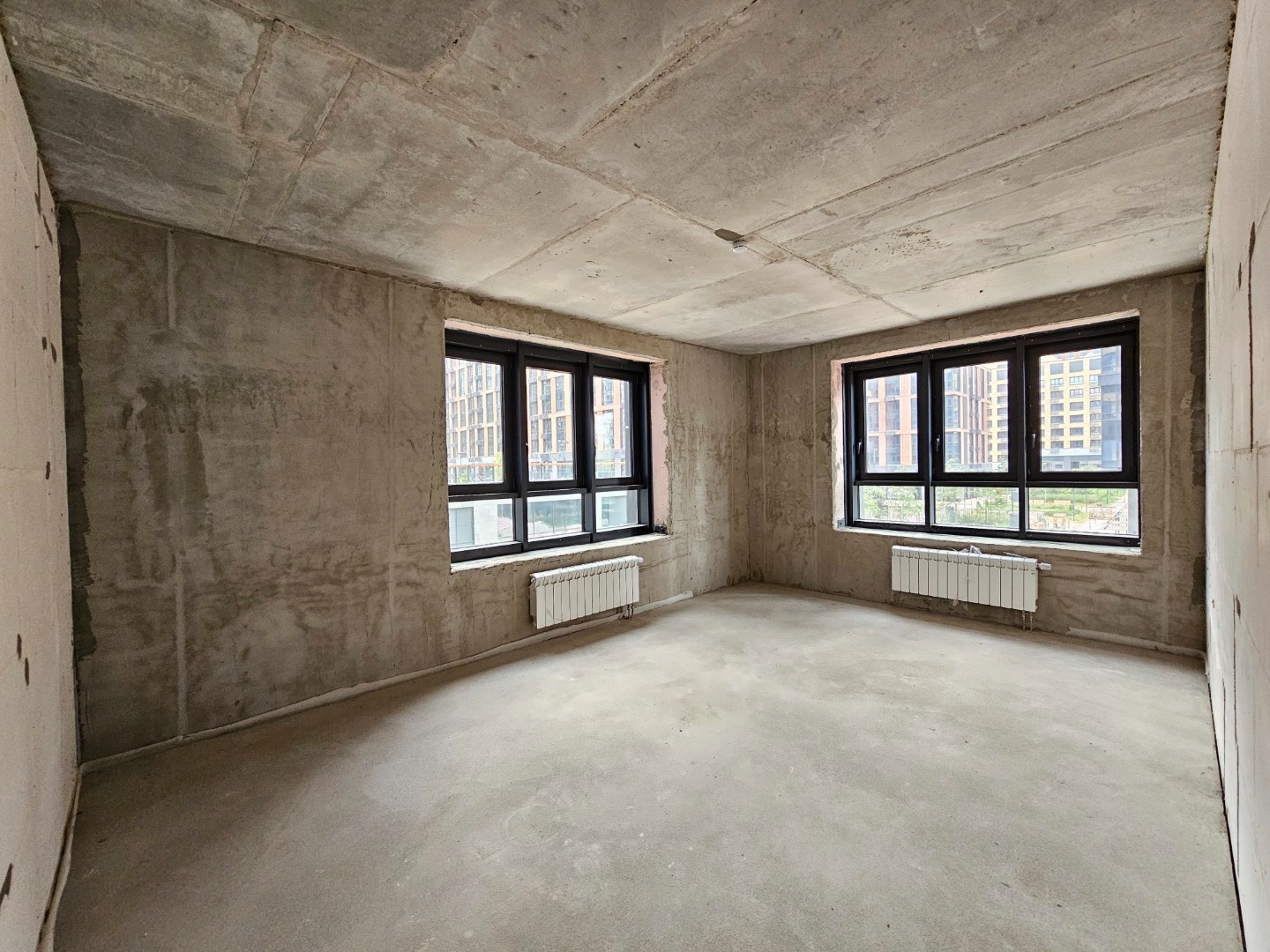 Спальный райн. В шаговой доступности от дома усадьба «Грачевка», ранее была вотчиной известных и уважаемых семей – Третьяковых, Шереметевых, Голицыных, Пронских, Пожарских. Река Лихоборка. Химкинский лесопарк. Уникальная Знаменская церковь. Дворец спорта «Динамо» - крупнейший волейбольный центр Росс