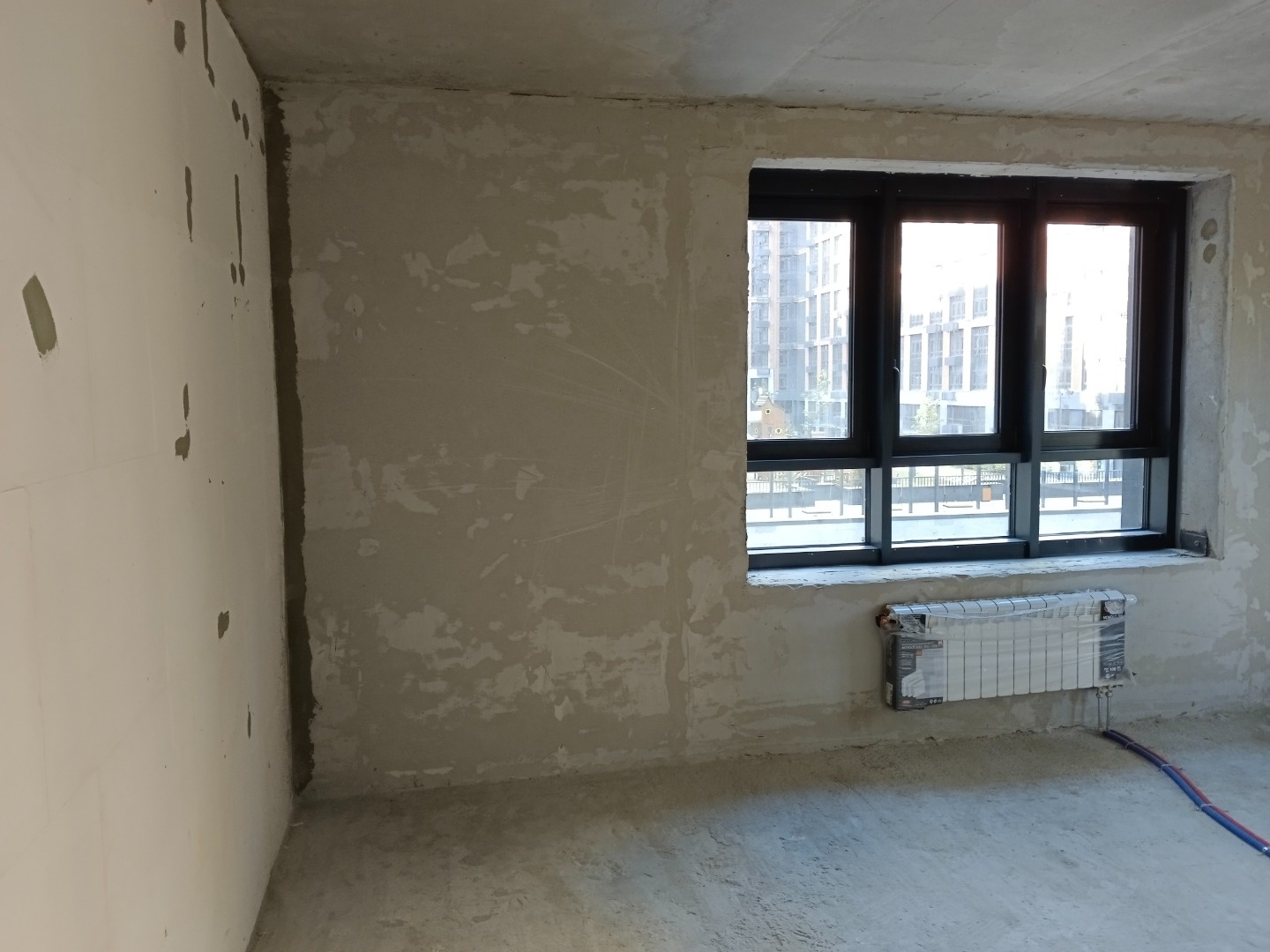 Спальный райн. В шаговой доступности от дома усадьба «Грачевка», ранее была вотчиной известных и уважаемых семей – Третьяковых, Шереметевых, Голицыных, Пронских, Пожарских. Река Лихоборка. Химкинский лесопарк. Уникальная Знаменская церковь. Дворец спорта «Динамо» - крупнейший волейбольный центр Росс