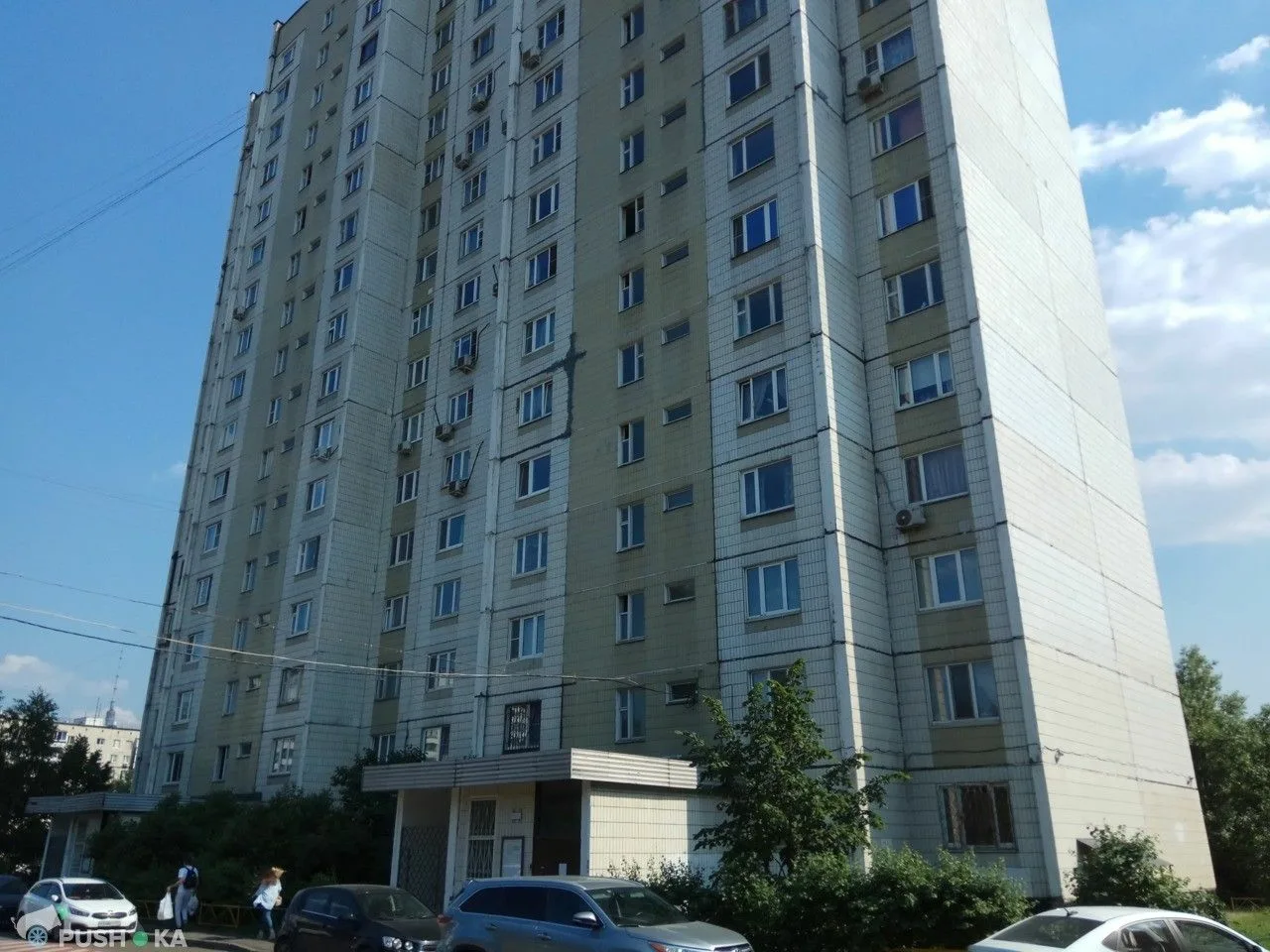 Спальный район. В шаговой доступности от дома Детская школа искусств им. И.С. Баха, музыкальная школа. Парк имени Святослава Фёдорова с игровыми площадками для детей разного возраста, «аллея зонтов» - пространство с беседками и полками, столы для игры в настольный теннис, памп-трек, воркаут-площадка