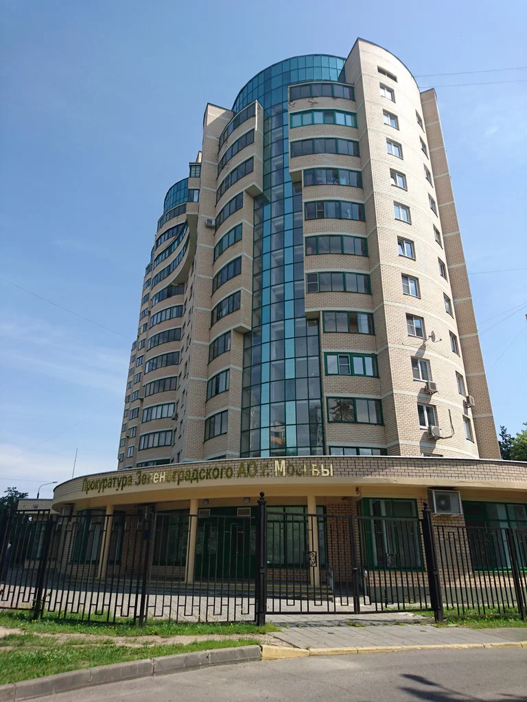 Зеленоград - престижный район для проживания. Расположен за МКАД.
Зеленоград со всех сторон окружен территорией Московской области (на западе и севере граничит с городским округом Солнечногорск, на востоке и юге - с городским округом Химки.
Зеленоград является частью Москвы.
В ЗелАО достаточное коли