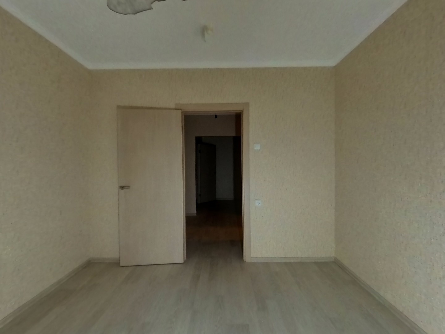 Спальный район. В шаговой доступности от дома «Аллея сказок», футбольное поле, открытая спортзона с тренажерами, дорожка для велосипедистов и игровой городок для малышей. «Аллея влюбленных» с аркой в форме большого сердца, цветники, газоны, дорожки, реконструированный пруд и лавочки с беседками. Нек