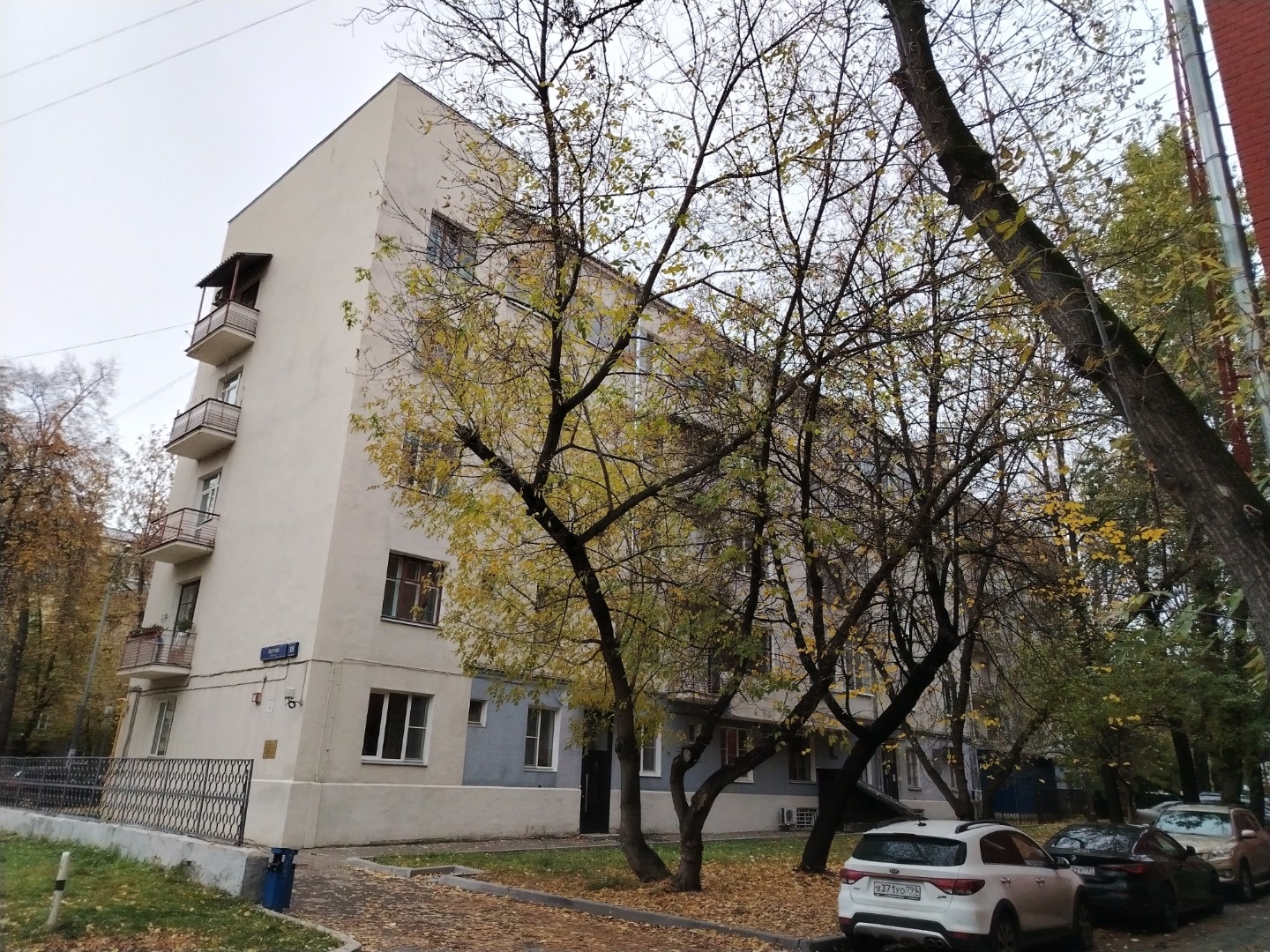 Южный административный округ Москвы, Даниловский район.
 Транспортная доступность и высокий автомобильный трафик обусловлены расположением объекта вблизи Люсиновской улицы, Ленинского проспекта. В километре находится развязка ТТК и Волоколамского шоссе. Дорога до ближайшей станции метро «Шаболовская