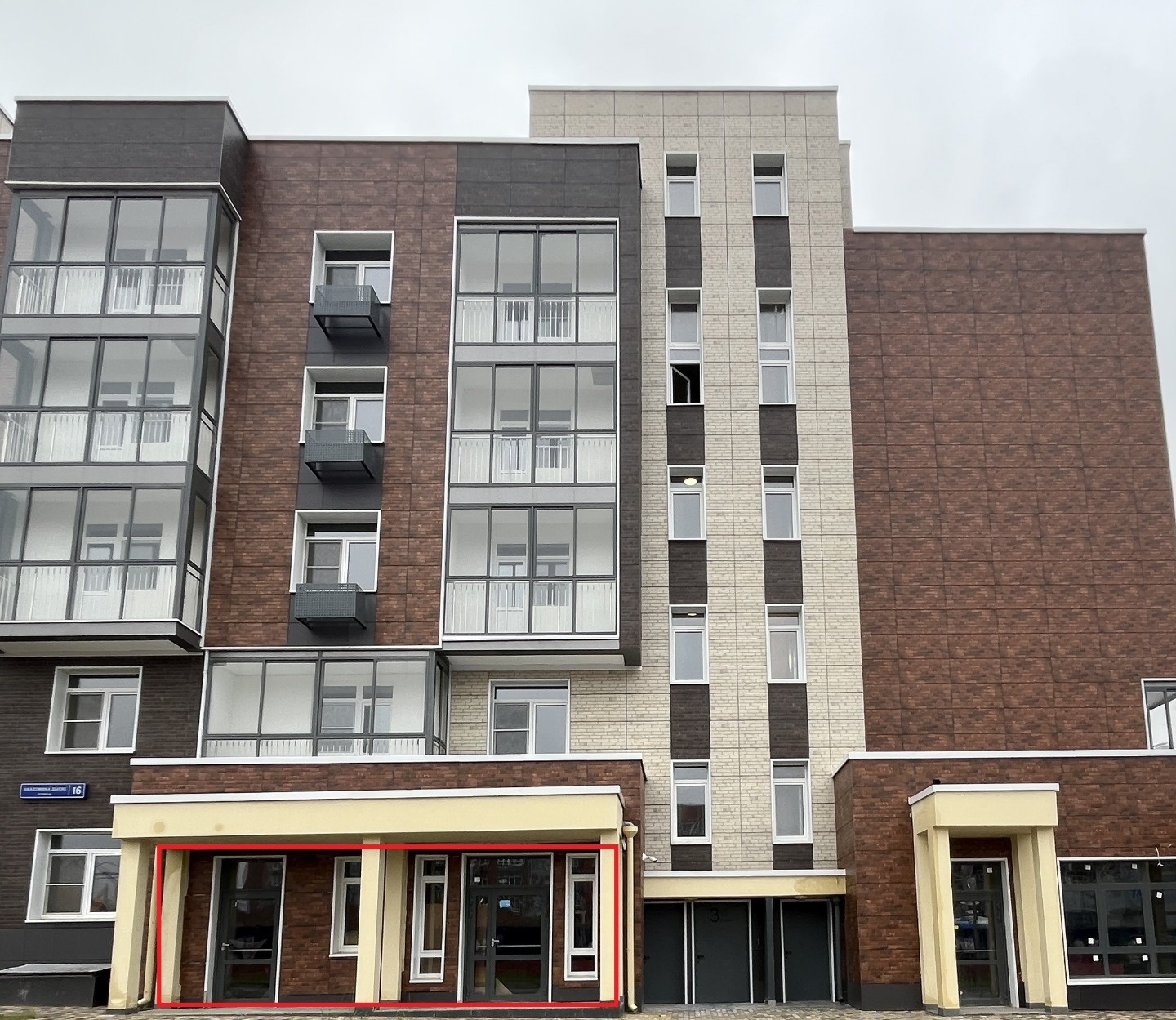 Вокруг плотный жилой массив, за счет чего обеспечивается интенсивный автомобильный и пешеходный трафик. Подойдет под любой вид коммерческой деятельности.
Документы в порядке.Нет обременений и залогов. Возможна продажа под ипотеку.
Нежилое помещение на продажу,103.7 м- первый
25.02 м