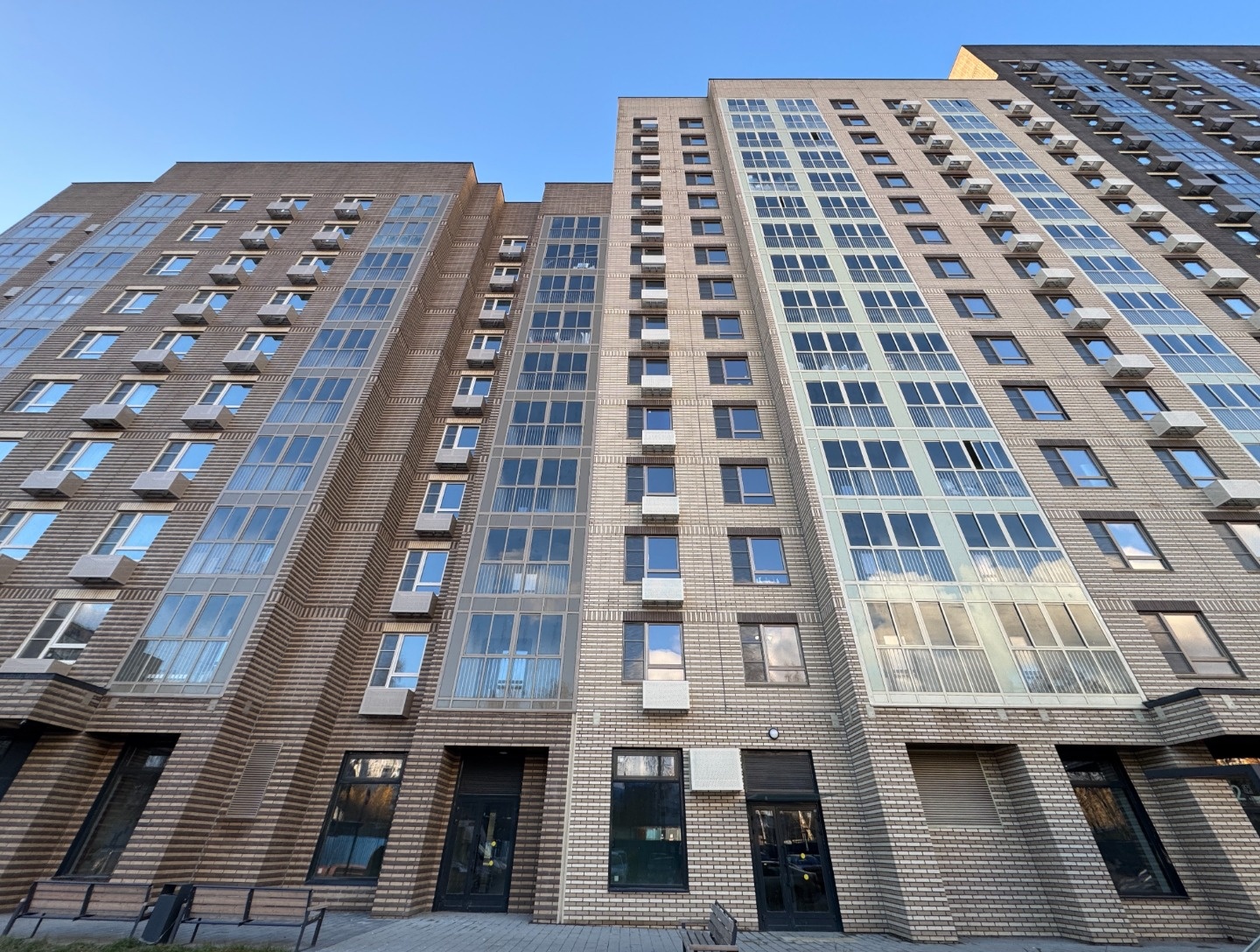 Продажа нежилого помещения в современном ЖК.
Объект находится на первом этаже и отлично просматривается с улицы. Вокруг плотный жилой массив, за счет чего обеспечивается интенсивный автомобильный и пешеходный трафик. В помещении
нет ремонта, высокие потолки, витражное остекление.Подойдет под любой в