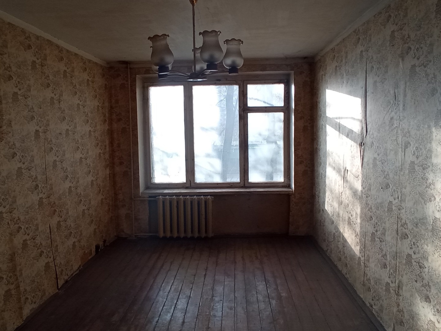 Район считается одним из самых престижных и востребованных в столице. В шаговой доступности от дома парковые зоны долины реки Сетунь, парк Победы, Филевский парк. Сразу четыре станции метро: «Славянский бульвар», «Минская», «Кунцевская», «Пионерская», торгово-развлекательные центры, «Времена года» и