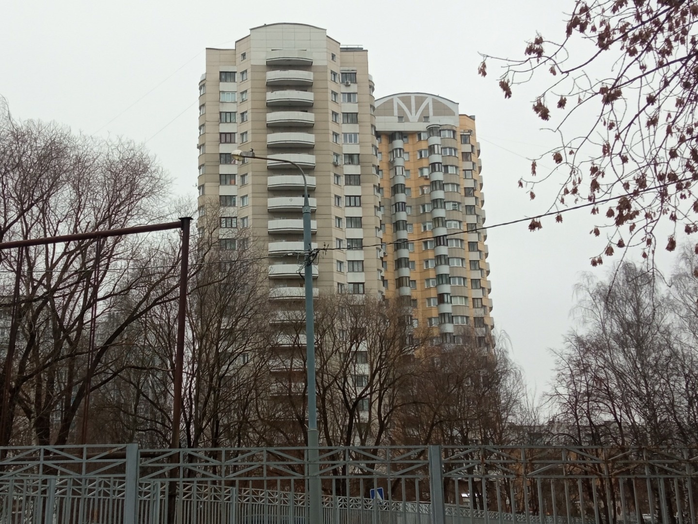 Экологически благополучный, спальный район. В шаговой доступности от дома Лианозовский парк с аттракционами и системой прудов, с искусственным водопадом, ажурным мостиком и музыкальным светодинамическим фонтаном на центральном пруду. Парк усадьбы Алтуфьево. Спортивный клуб «Лианозово».
На придомовой