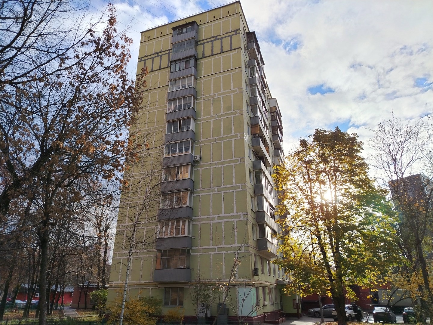 Спальный район Рязанский, с прекрасной экологией - «лёгкие ЮВАО». Здесь нет крупных производств, удачная роза ветров. Отлично развита социальная и бытовая инфраструктура. В шаговой доступности от дома кадетский казачий корпус, музей-центр имени Паустовского, школа конного спорта, областной Дом Искус