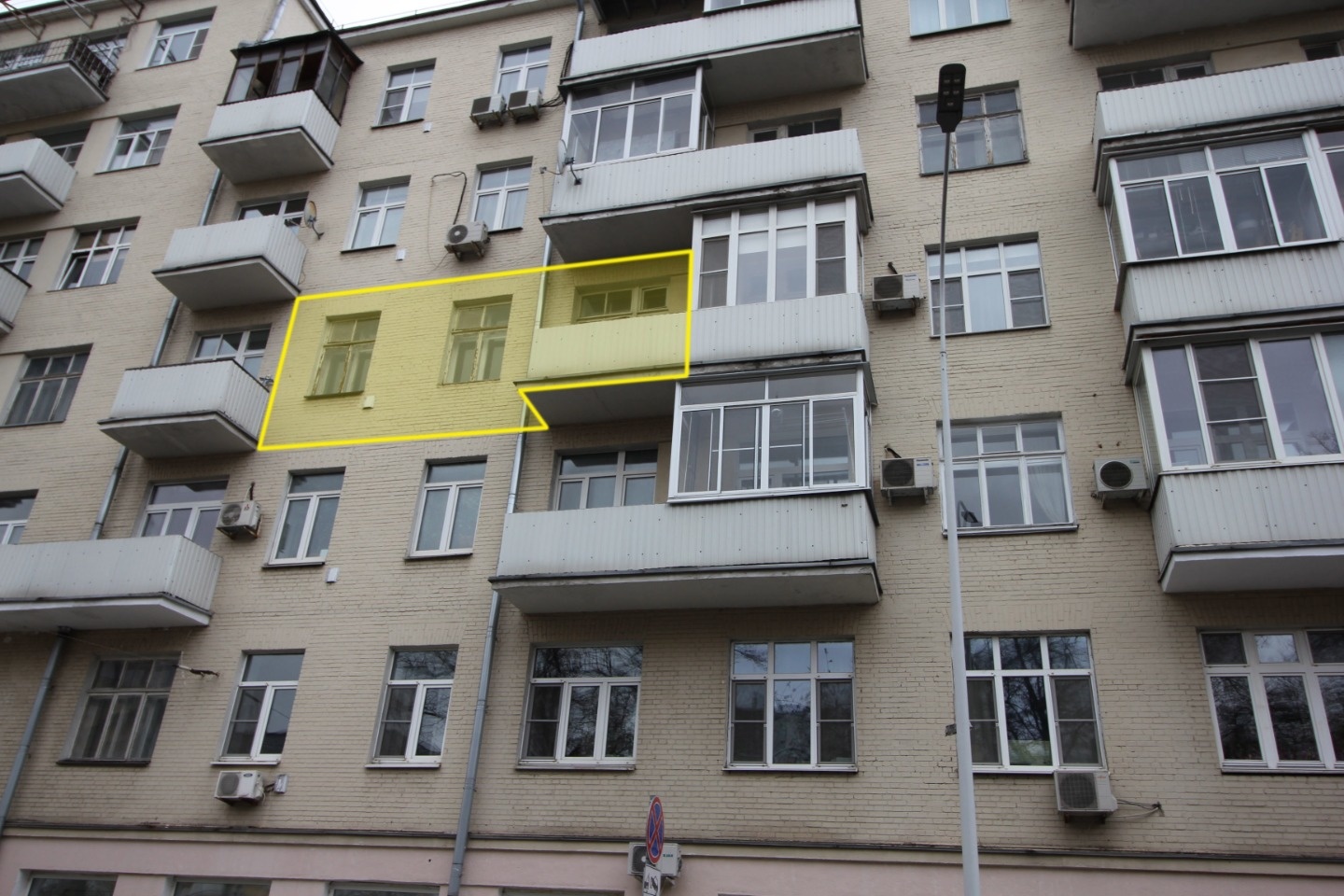 Бывший жилой дом ВСНХ в стиле конструктивизма – так называемый Второй дом Совнархоза – спроектировал архитектор Василий Сергеевич Мартынович в 1930 году.
Он же годом ранее, в основном для именитых жильцов этого здания, разработал проект телефонной станции на Покровском бульваре. В доме № 14 на пер