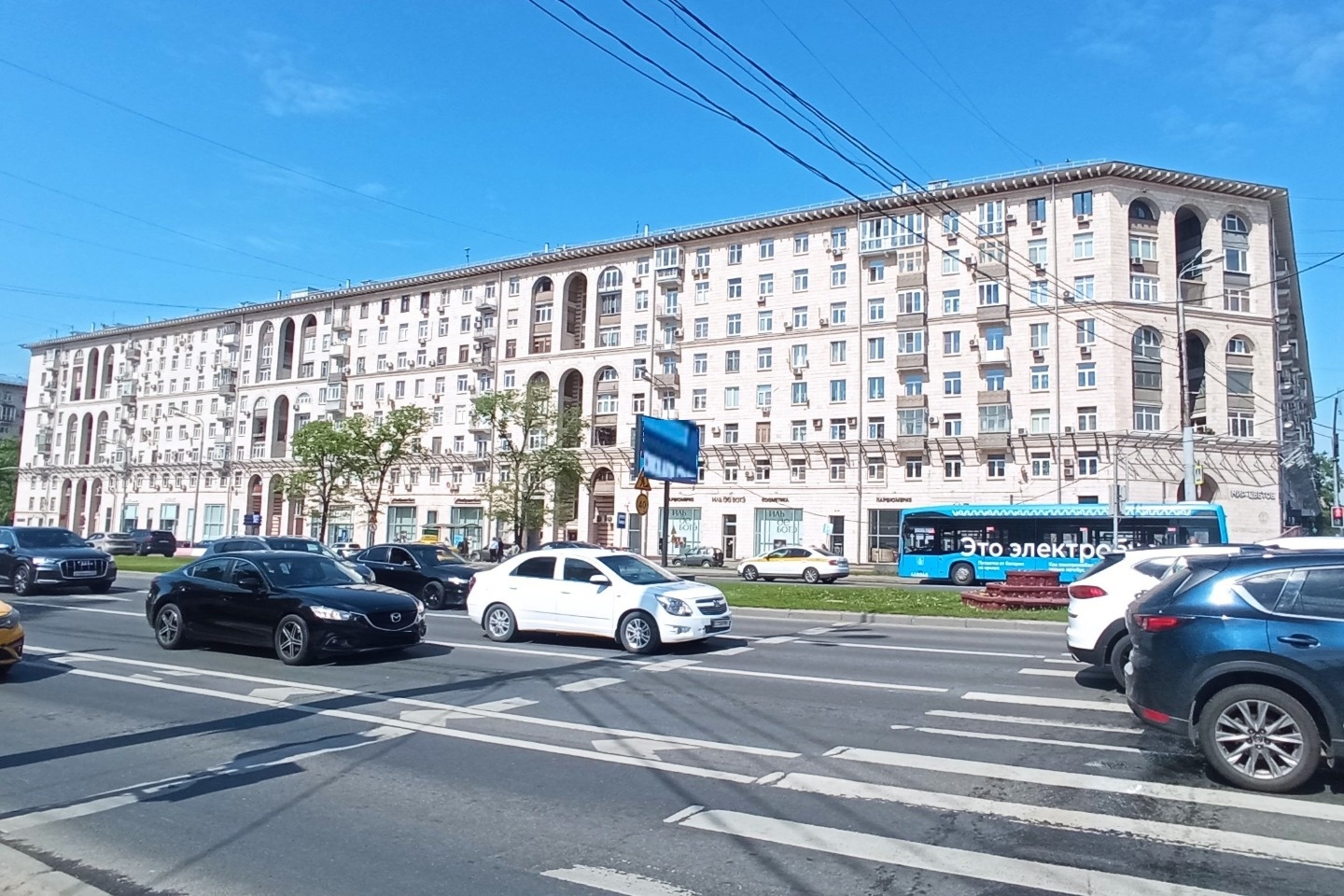 Район - Гагаринский.
Нежилое помещение на продажу, 86,6 м - подвал.Вход через места общего пользования
Транспортная доступность: Университет.
Объект находится на цокольном этаже и отлично просматривается с улицы. Вокруг плотный жилой массив, за счет чего обеспечивается интенсивный автомобильный и пе