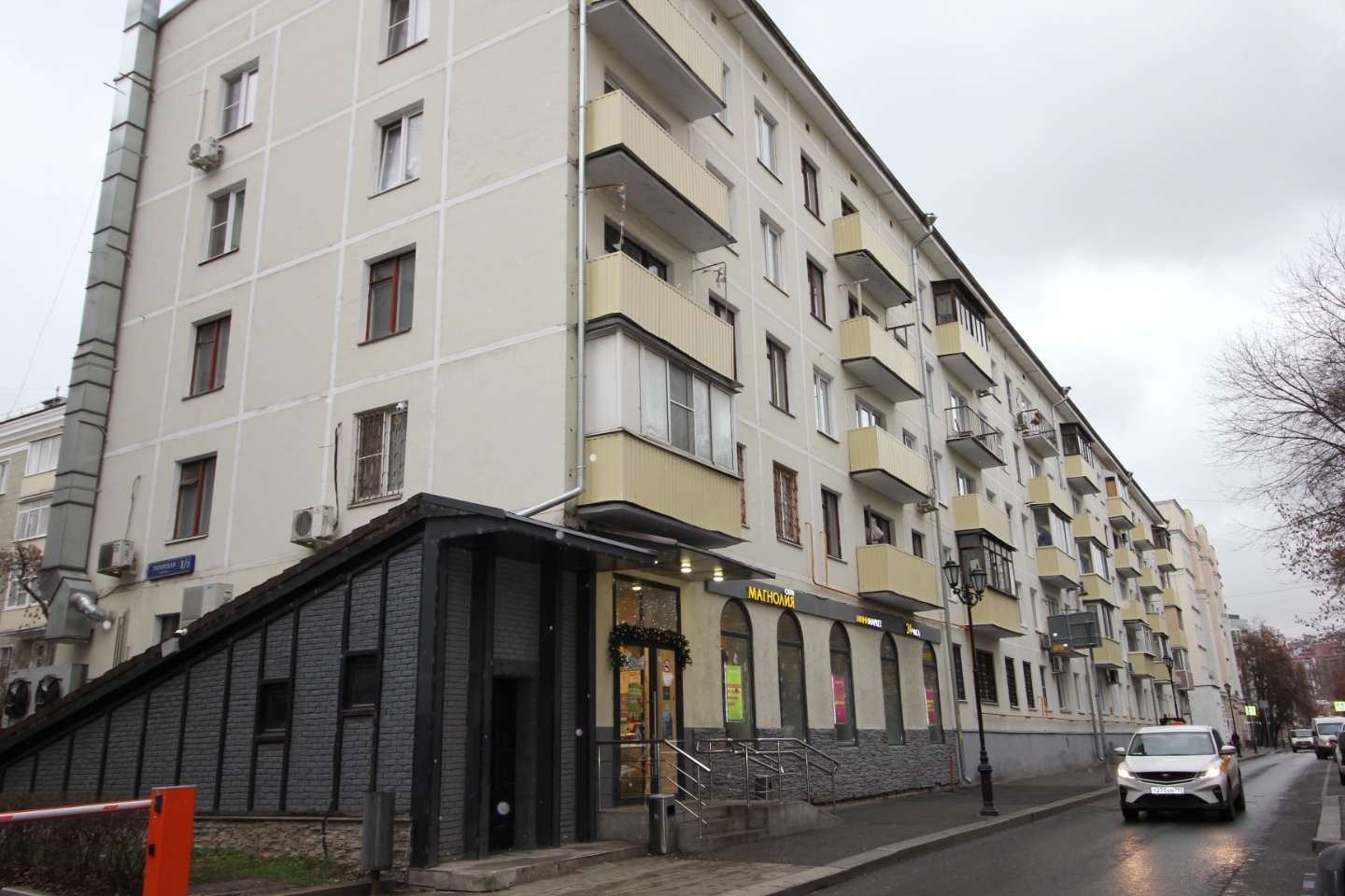 Один из самых престижных районов с сохранившейся аурой старой Москвы. На правом берегу Москвы-реки.
В шаговой доступности от дома театральный музей имени А. А. Бахрушина, дом-музей А. Н. Островского, дом-музей С. А. Есенина. Деловые центры Riverside Towers и «Павелецкая Плаза». Большое количество ос